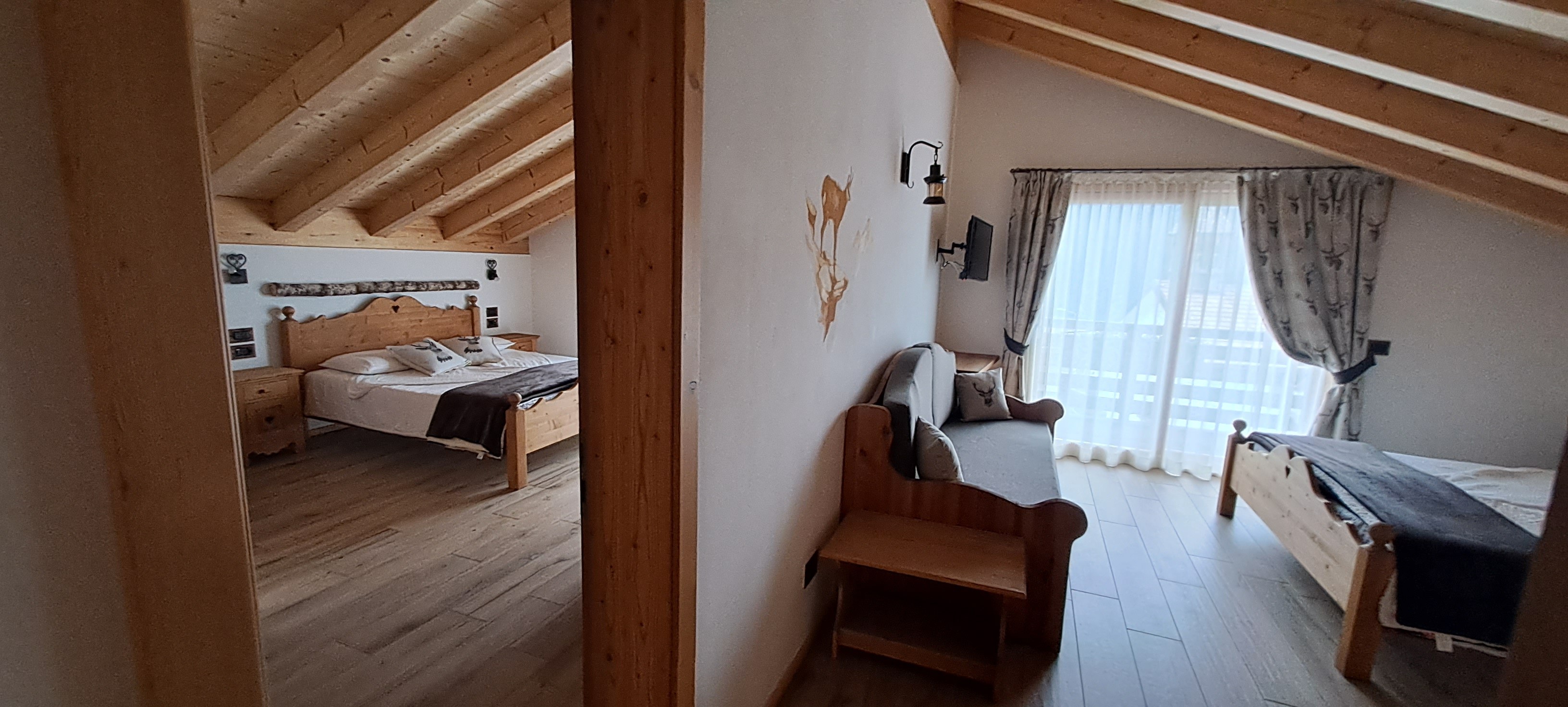 Camera mansardata in legno