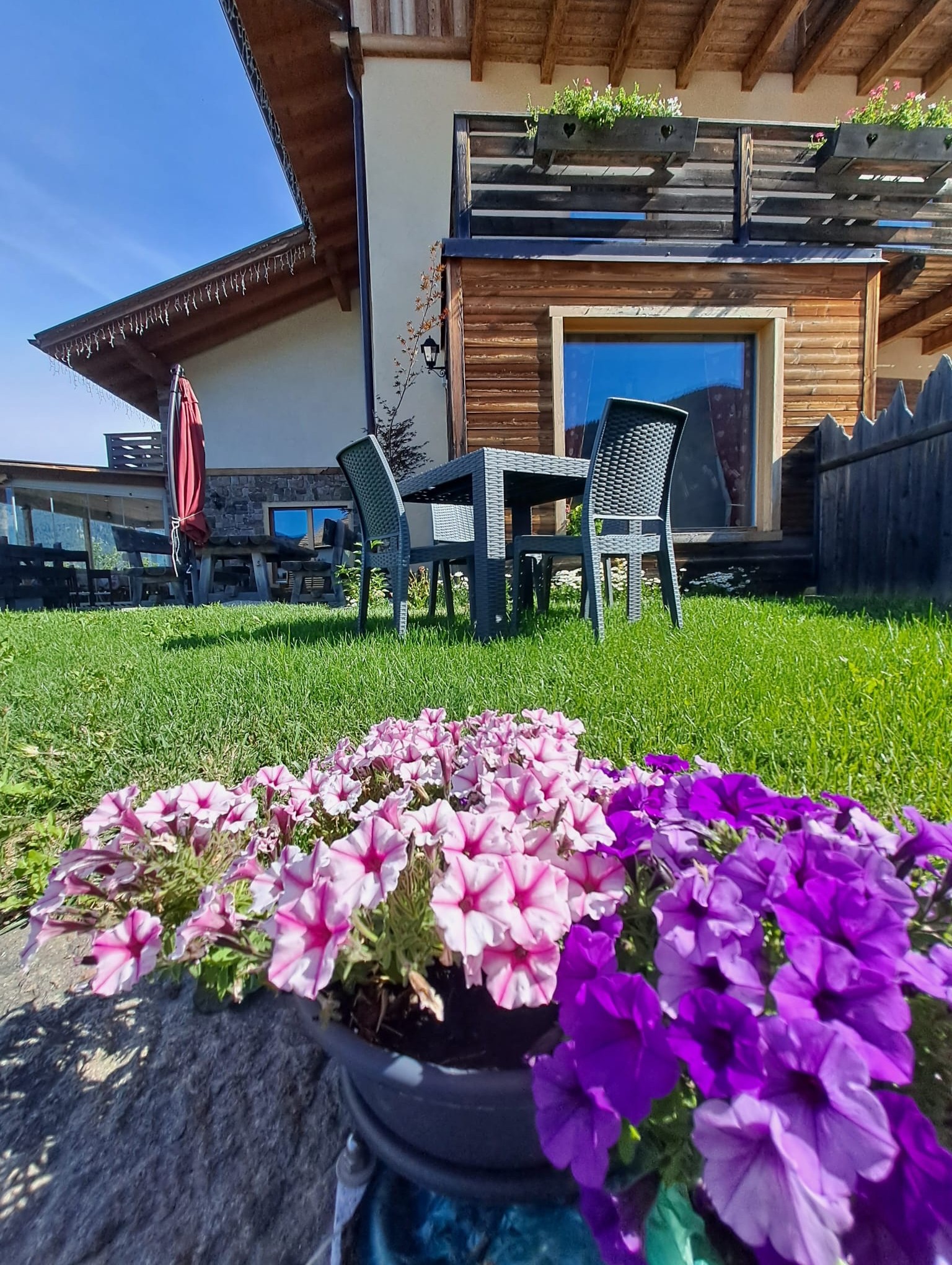 Giardino fiorito davanti allo chalet