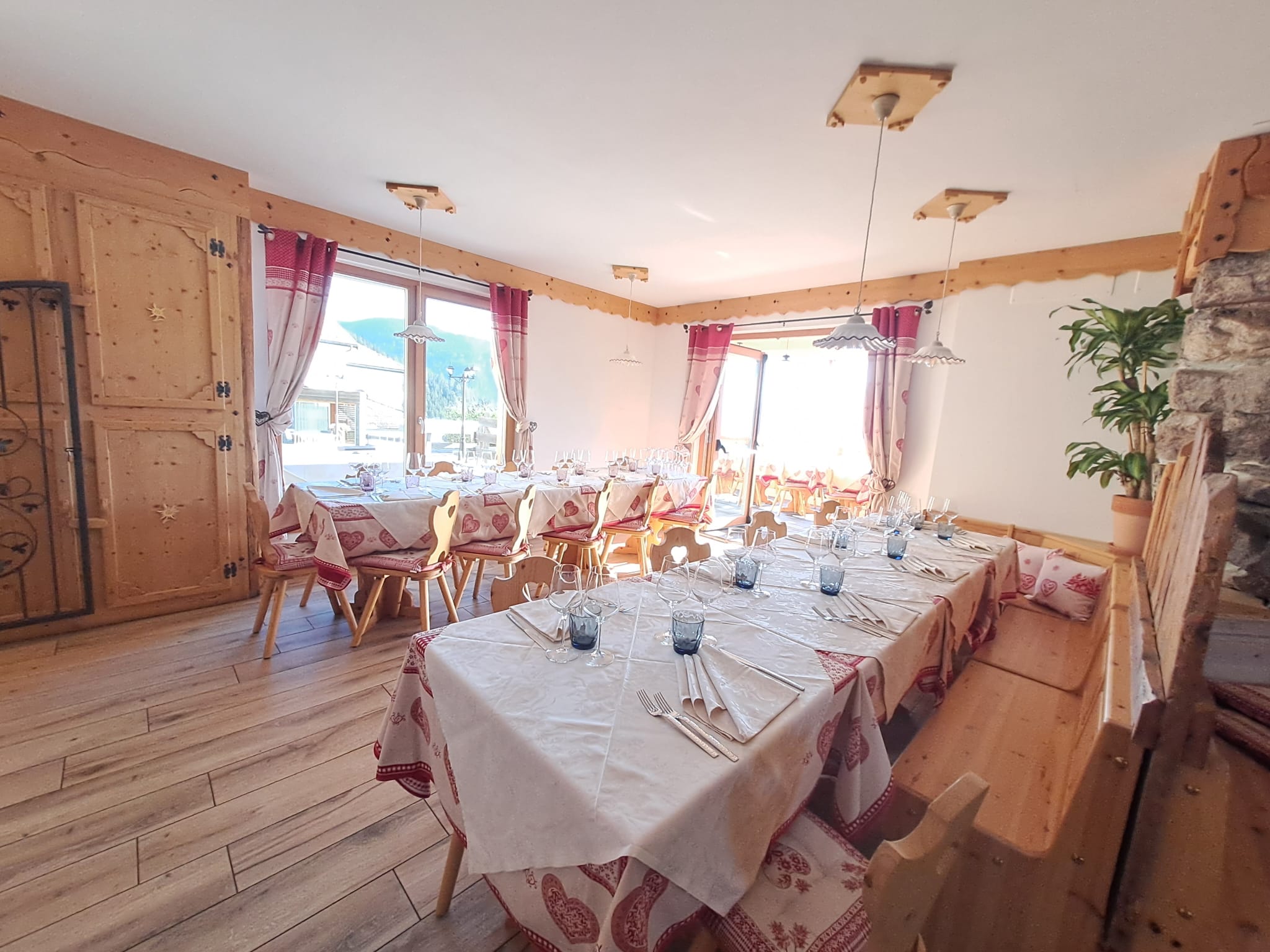 Sala ristorante apparecchiata in stile alpino