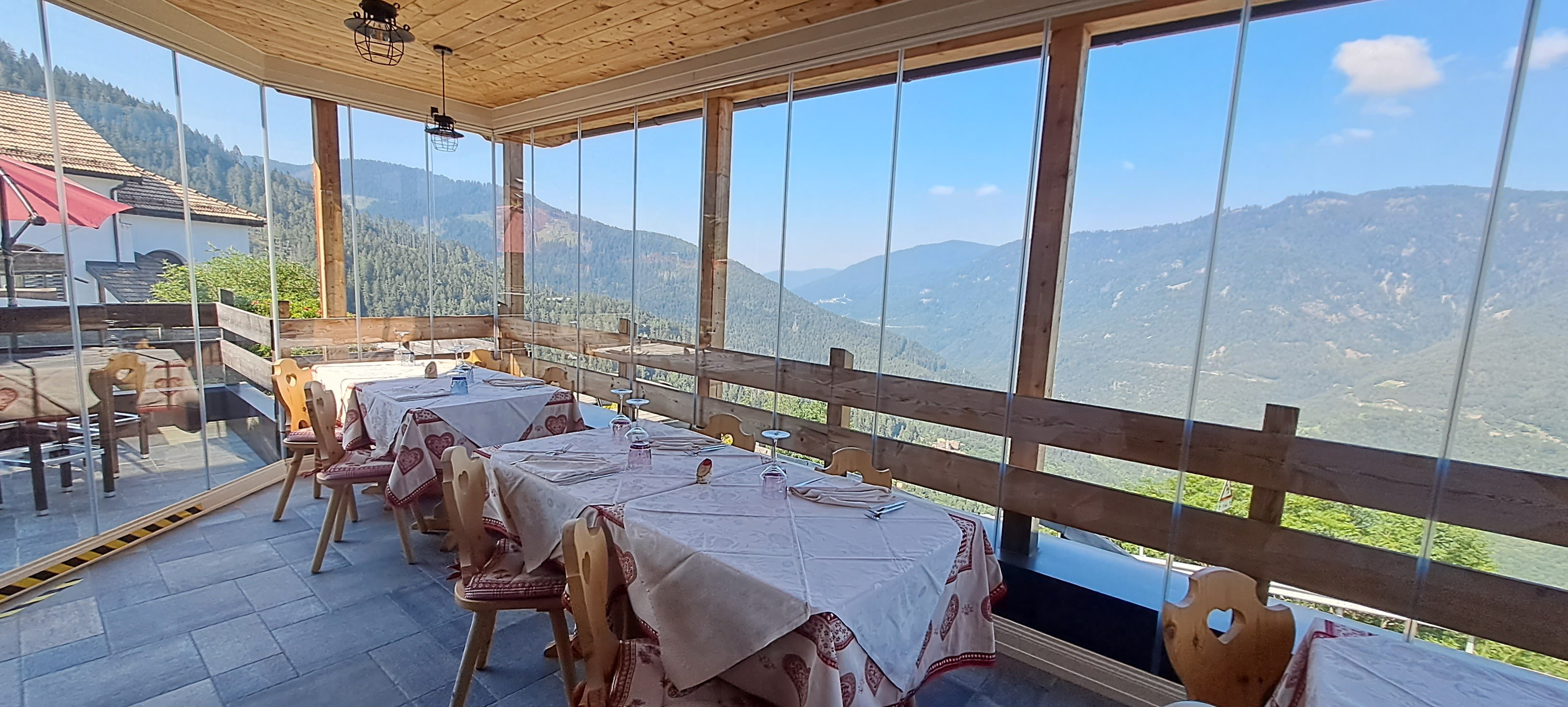 Veranda panoramica con tavoli apparecchiati
