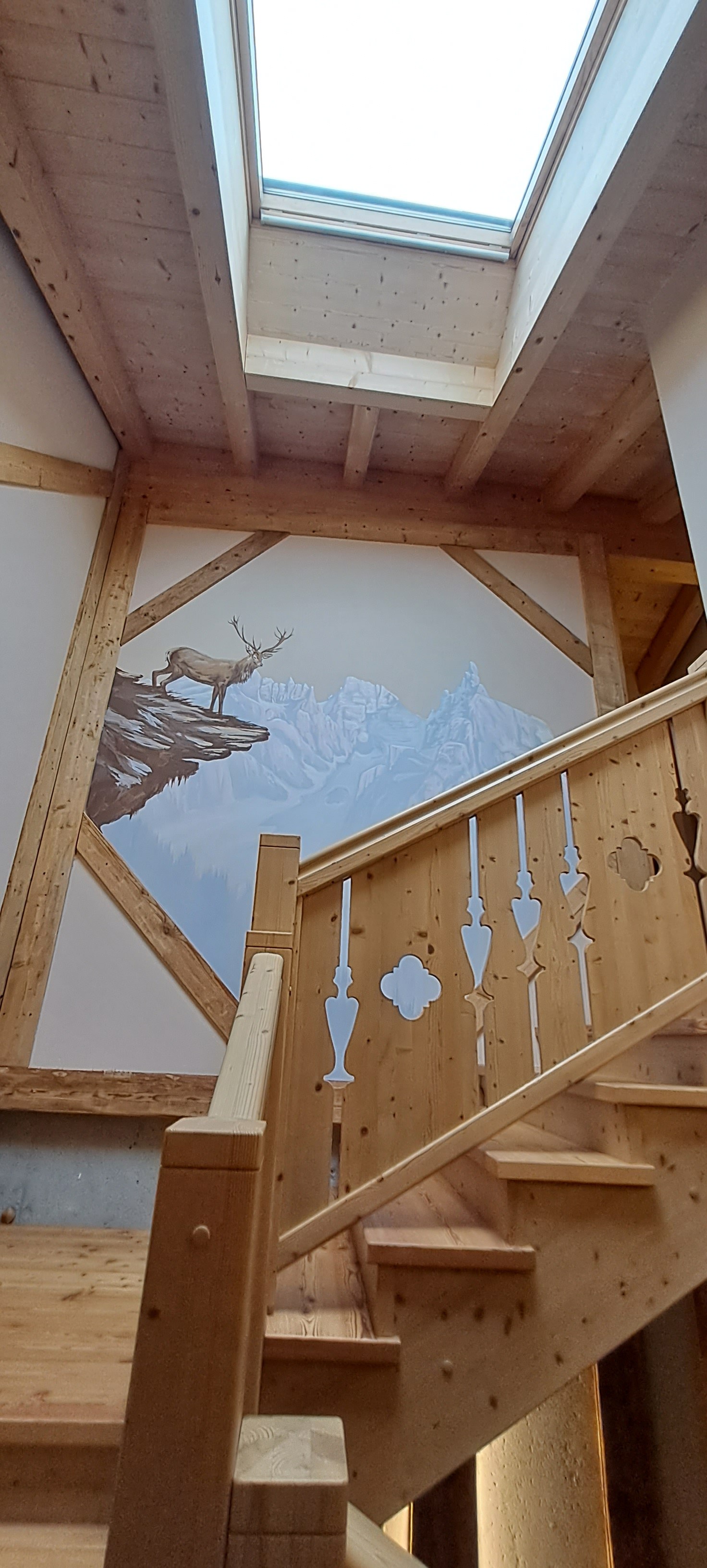 Scala interna in legno e decorazioni alpine