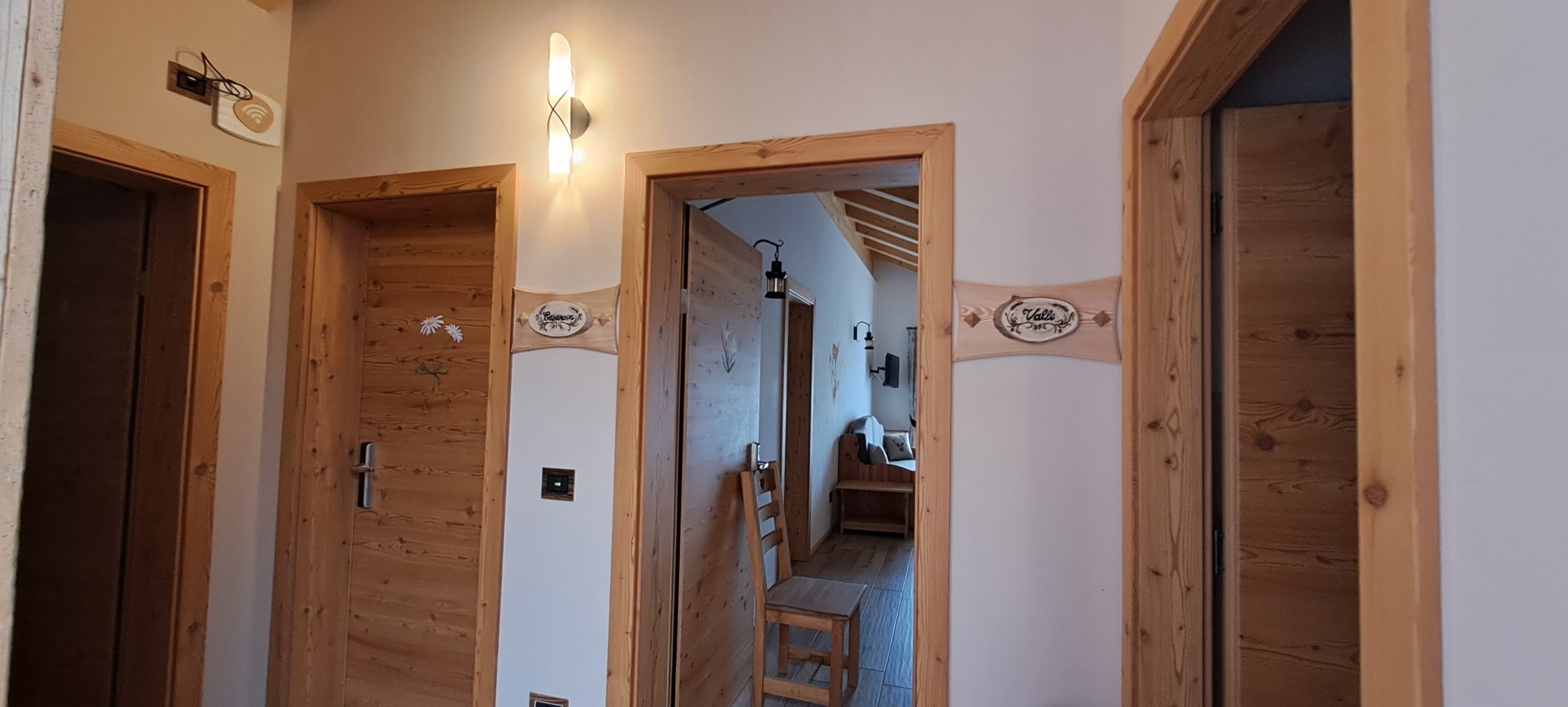 Corridoio interno con porte in legno